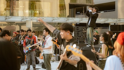 ครั้งแรกในไทย “PAPER PLANES FLASH MOB” รวมตัวคนเล่นดนตรี  ทุกเพศ ทุกวัย จากทั่วประเทศกว่า 85 ชีวิต  โชว์ “ทรงอย่างแบด” พร้อมกัน กระหึ่มใจกลางกรุงฯ @ หลังจากเกิดปรากฏการณ์ “ทรงอย่างแบด“ ครองเมืองไม่ว่าไปที่ไหนใครก็ร้องตามได้ ทุกเพศและทุกวัยตั้งแต่วัยเด็ก